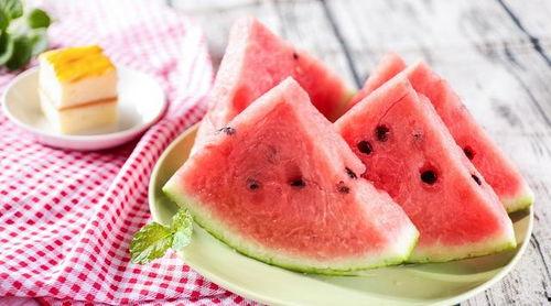 边看西瓜边吃瓜,夏日消暑新风尚