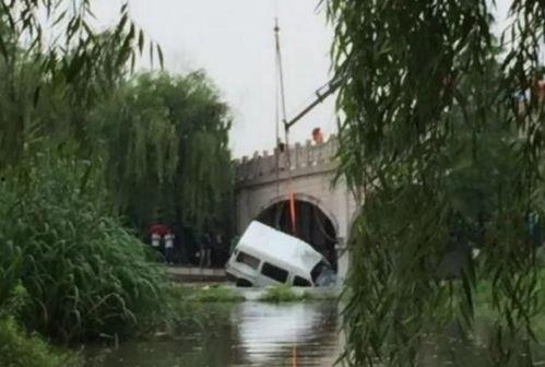 在围栏上面吃瓜,共享瓜果之乐