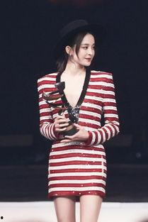 知名女明星吃瓜图片,知名女明星真实吃瓜瞬间,网友直呼太接地气