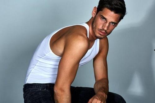 吃瓜纹身男模事件,网络舆论下的形象危机与反思